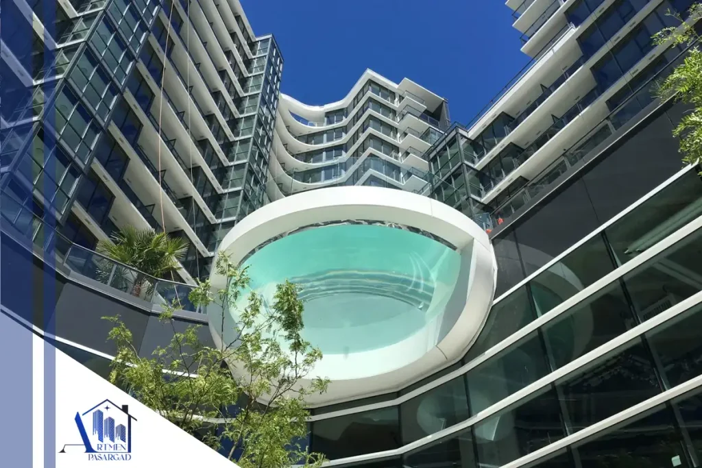 استخر تمام شیشه ای