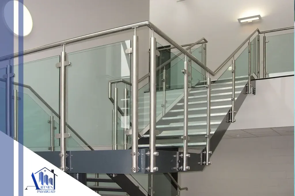 نرده شیشه‌ای راه پله